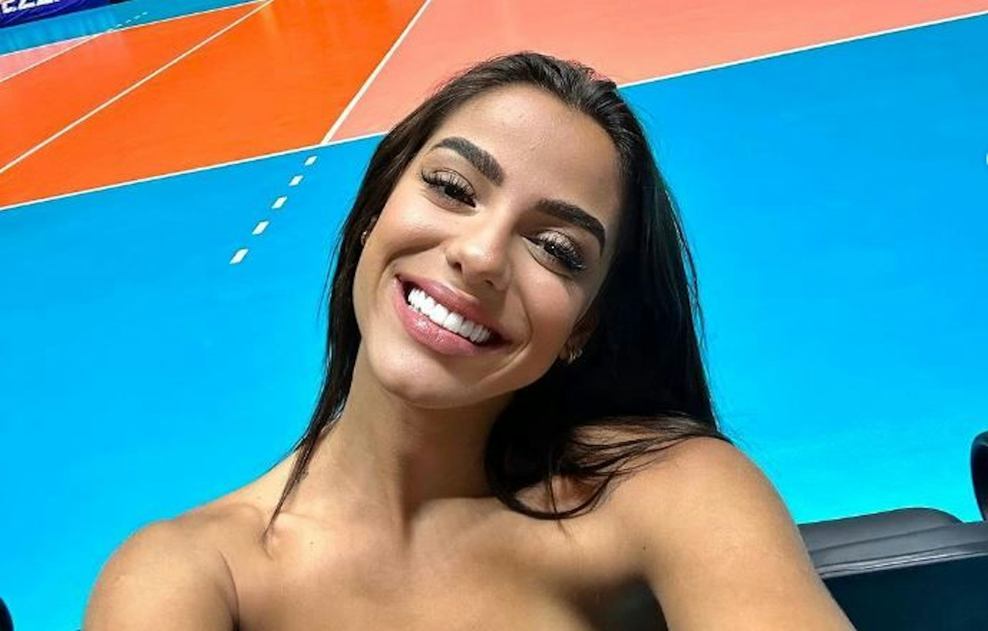 Key Alves posiert für ein Selfie am Spielfeldrand.