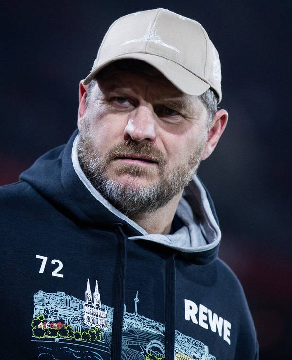Steffen Baumgart in dunklem Pullover und Kappe, er schaut grimmig.