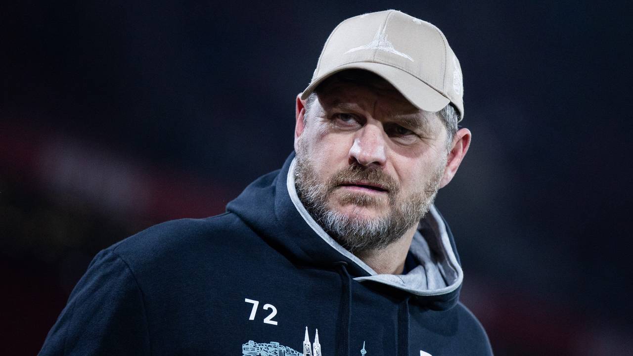Steffen Baumgart in dunklem Pullover und Kappe, er schaut grimmig.