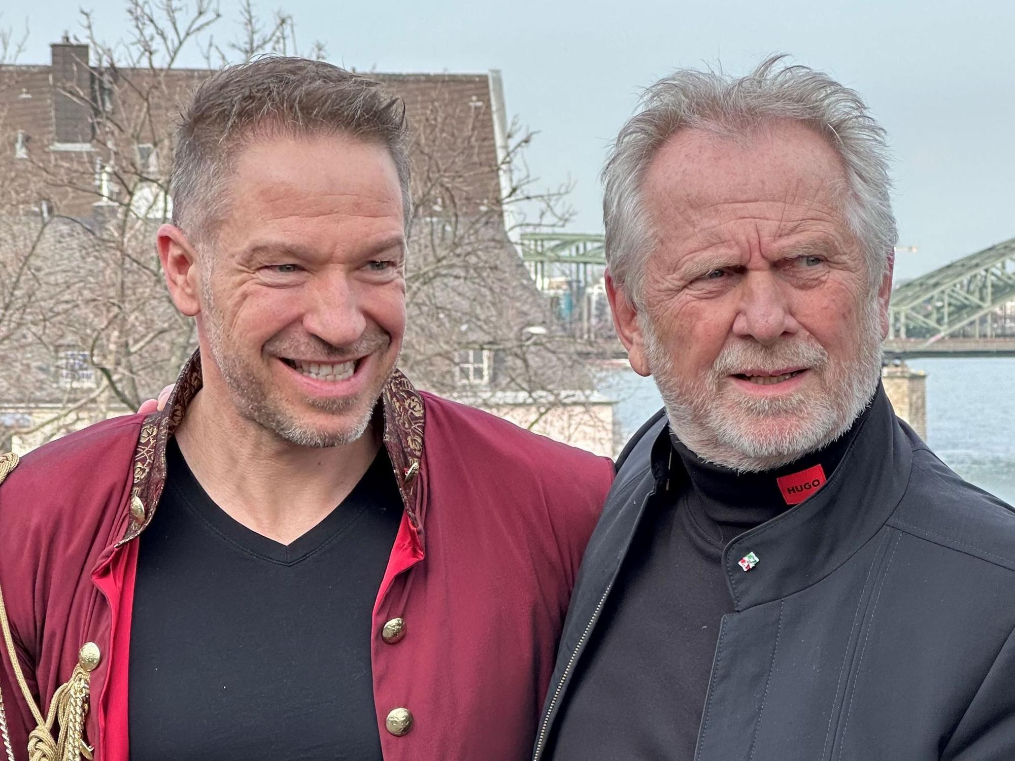 Patrick Lück und Henning Krautmacher halten sich im Arm.