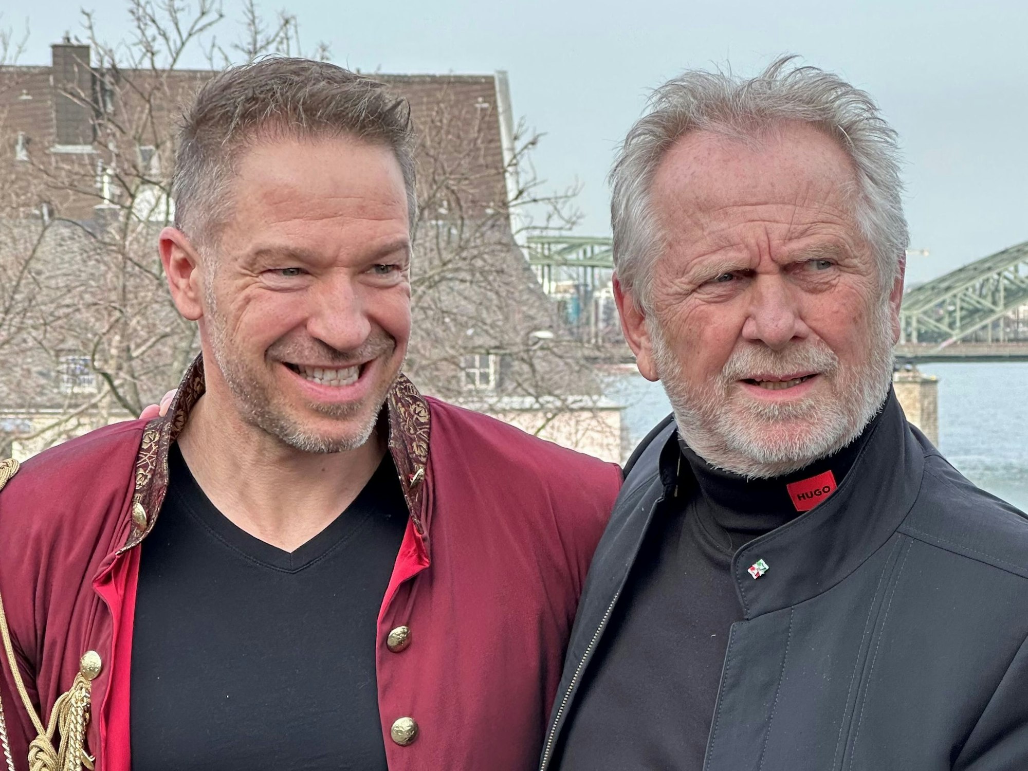 Patrick Lück und Henning Krautmacher halten sich im Arm.