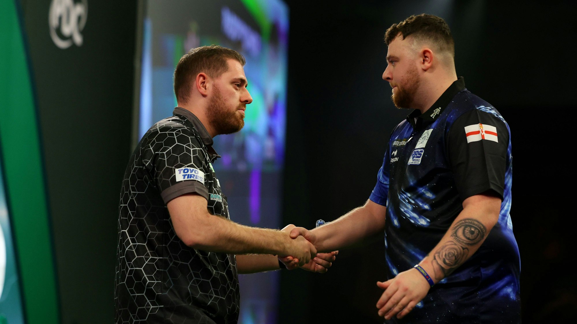 Josh Rock (r.) gratuliert seinem Gegner Berry van Peer zum Sieg.