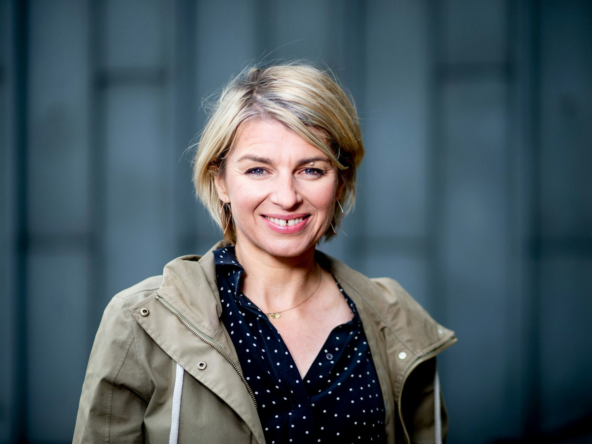 Sabine Heinrich schaut in die Kamera.