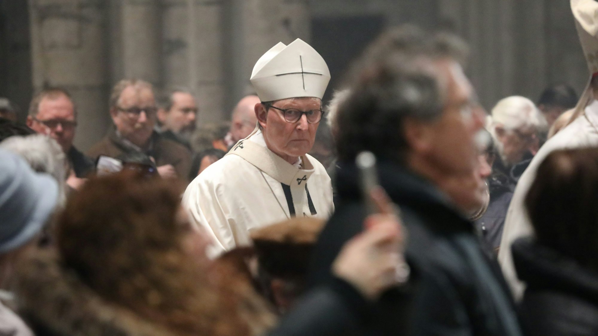 Kardinal Rainer Maria Woelki kommt zum Pontifikalamt im Kölner Dom.