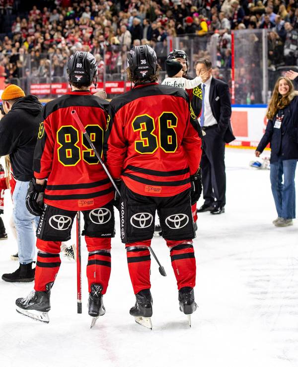 Gregor Macleod und Andreas Thuresson (Kölner Haie) nach dem Spiel gegen die Nürnberg Ice Tigers.