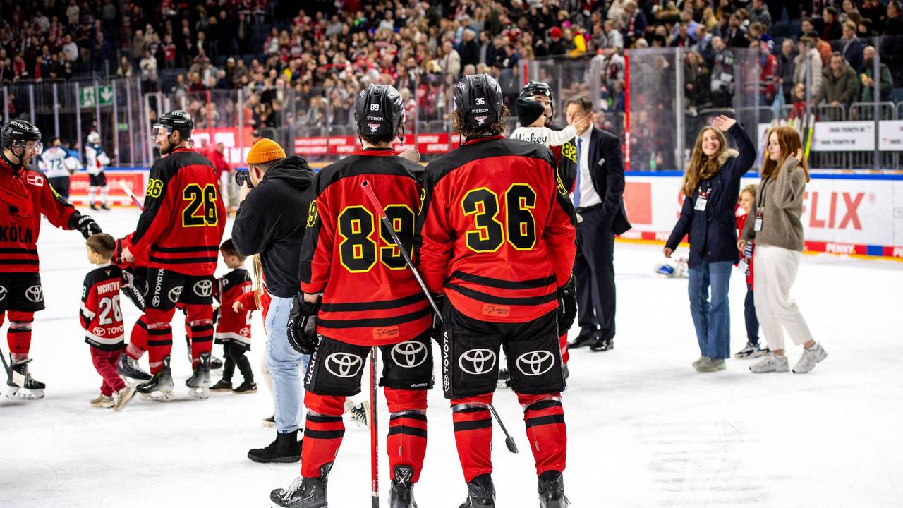Gregor Macleod und Andreas Thuresson (Kölner Haie) nach dem Spiel gegen die Nürnberg Ice Tigers.