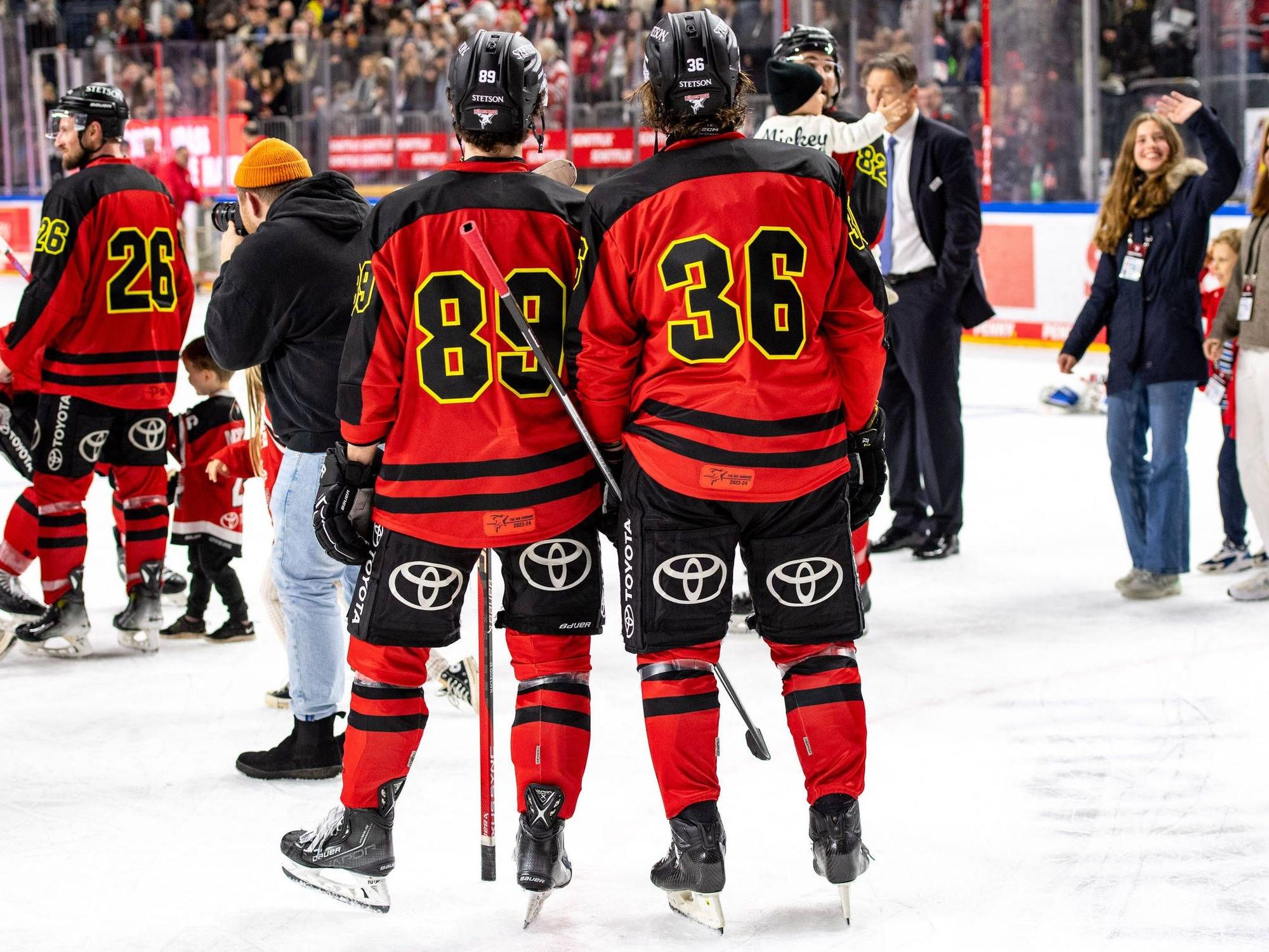Gregor Macleod und Andreas Thuresson (Kölner Haie) nach dem Spiel gegen die Nürnberg Ice Tigers.