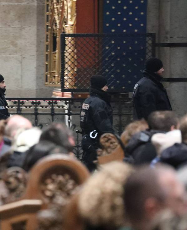 Polizisten laufen während des Pontifikalamtes durch den Kölner Dom.