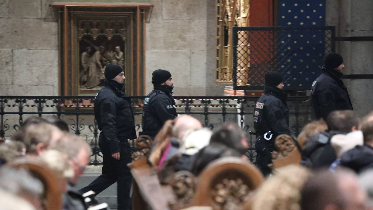 Polizisten laufen während des Pontifikalamtes durch den Kölner Dom.