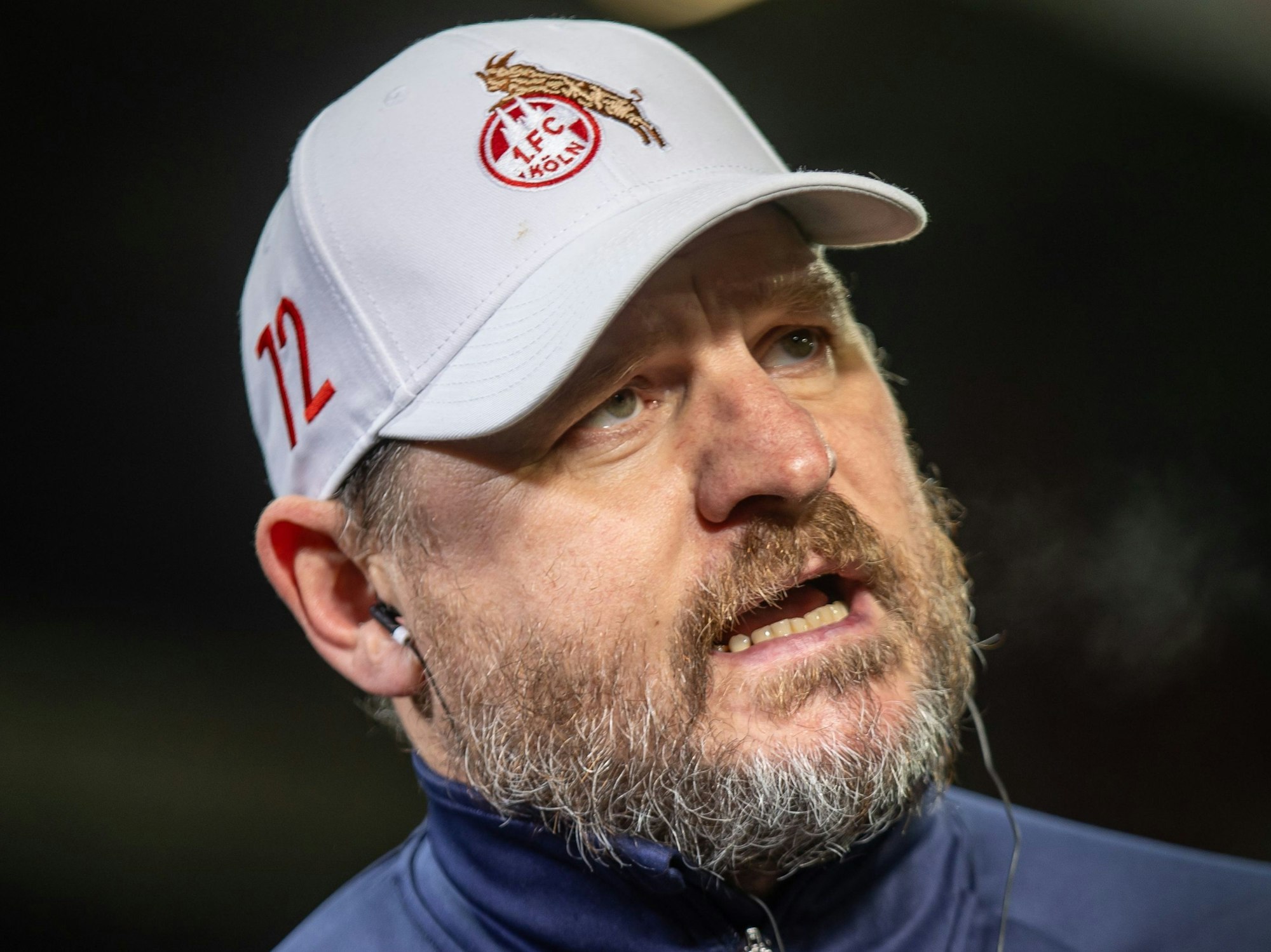 Steffen Baumgart gibt Interviews vor dem Spiel.