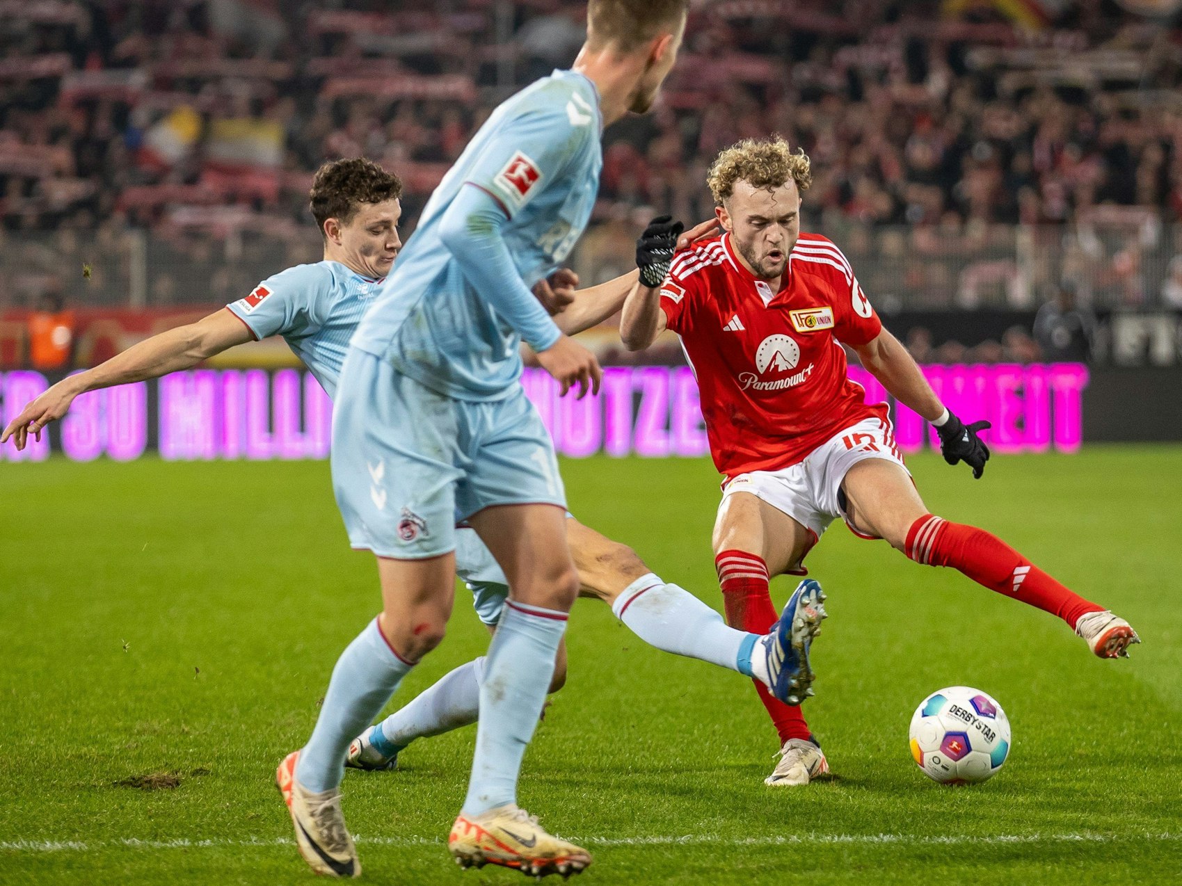 Eric Martel (1. FC Köln) versucht Union Berlins Benedict Hollerbach (r) den Ball wegzunehmen.