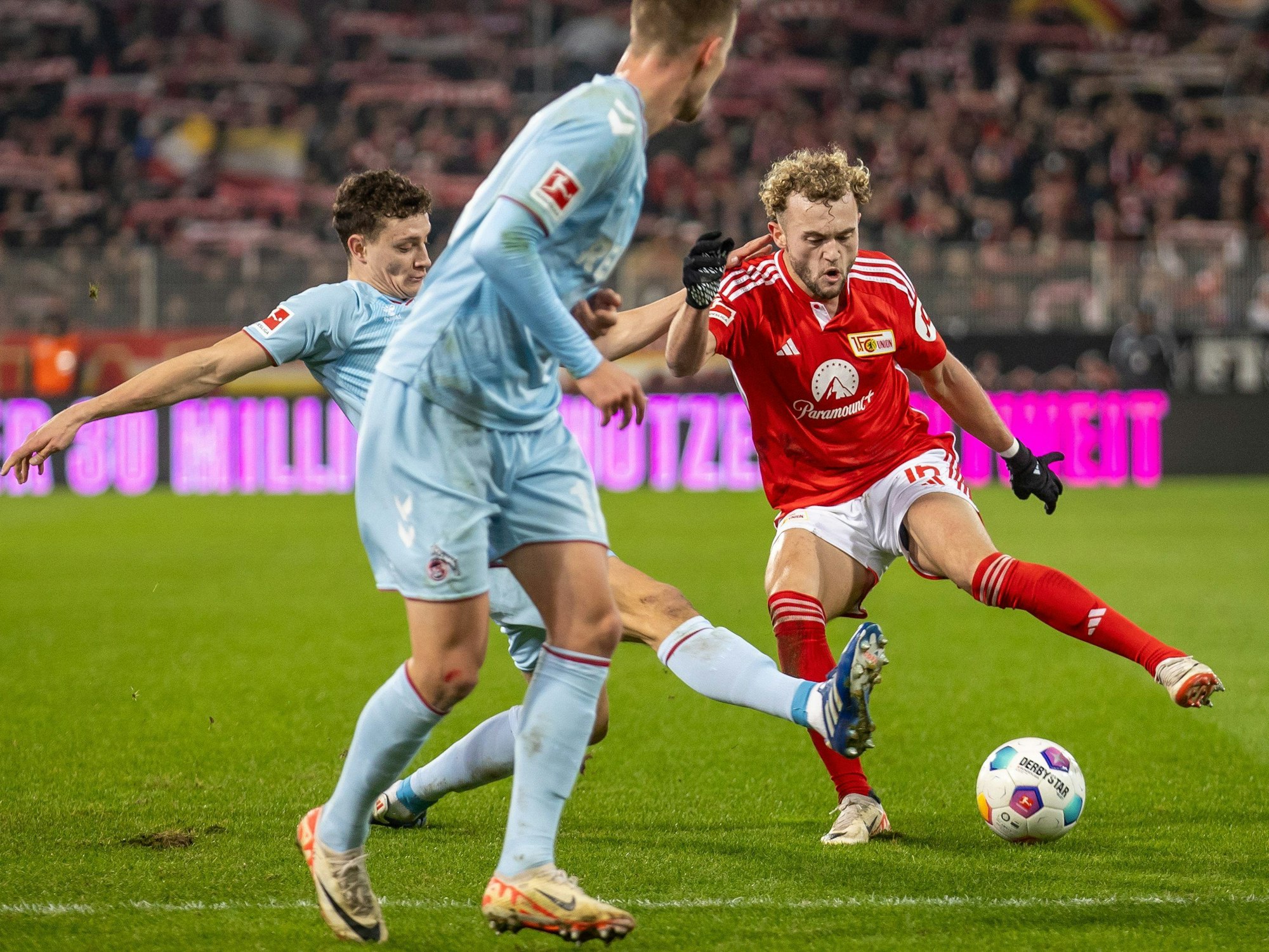 Eric Martel (1. FC Köln) versucht Union Berlins Benedict Hollerbach (r) den Ball wegzunehmen.