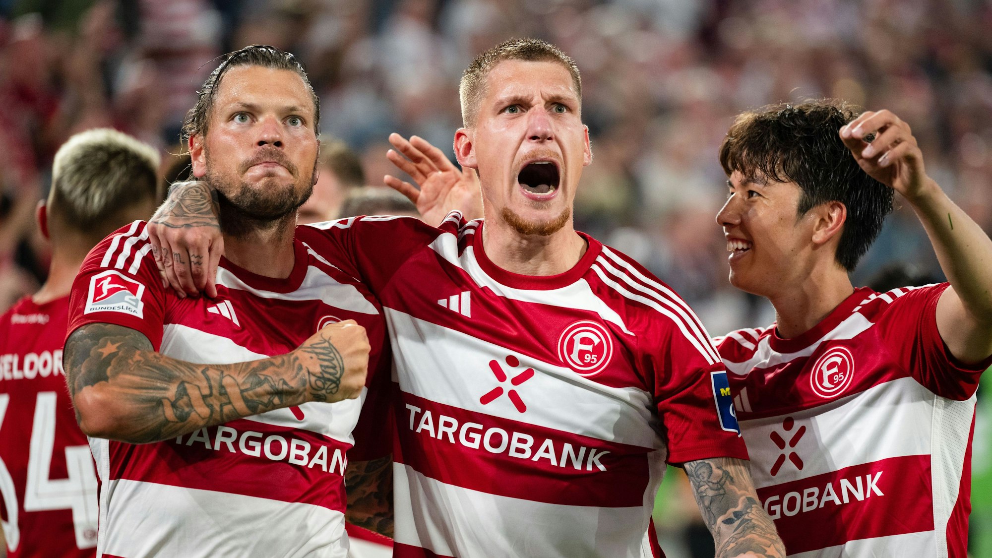 Torschütze Daniel Ginczek jubelt mit seinen Teamkollegen über sein Tor.