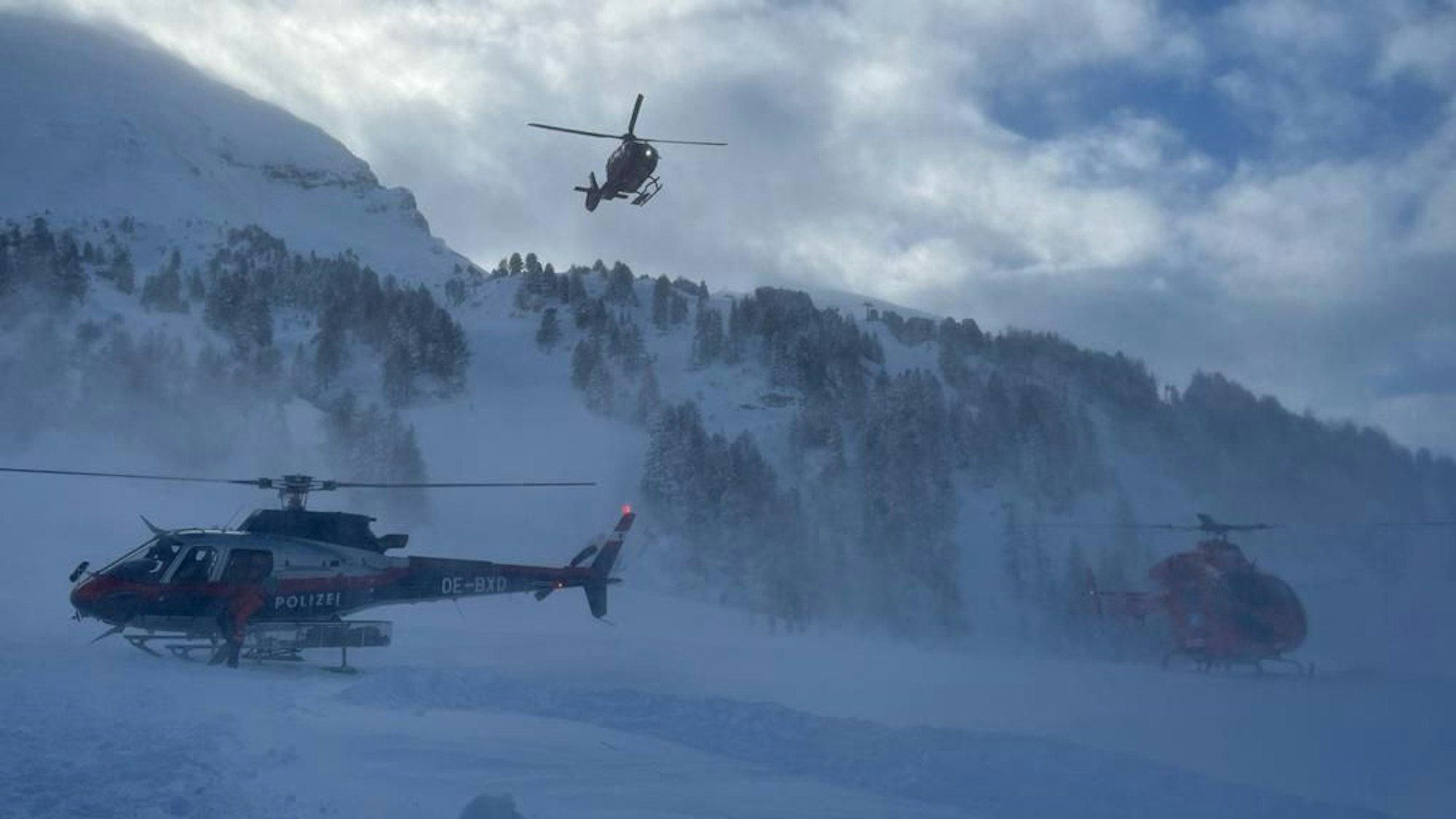 Rettungshubschrauber sind nahe einer Unglücksstelle in der Gegend der Seekarspitze bei Obertauern im Bundesland Salzburg im Einsatz.