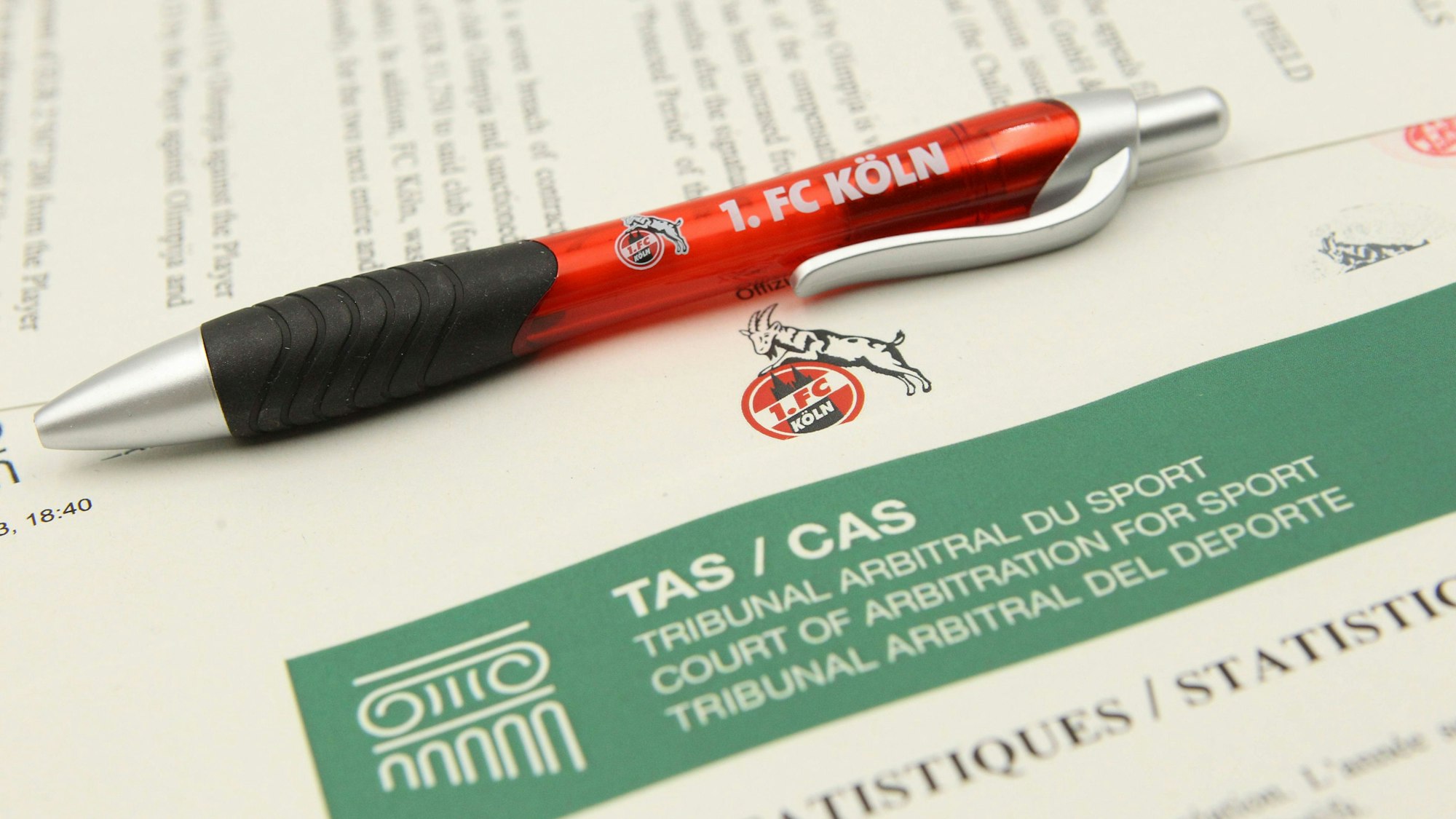 Ein Kugelschreiber mit dem Logo des Fußball-Bundesligisten 1. FC Köln.