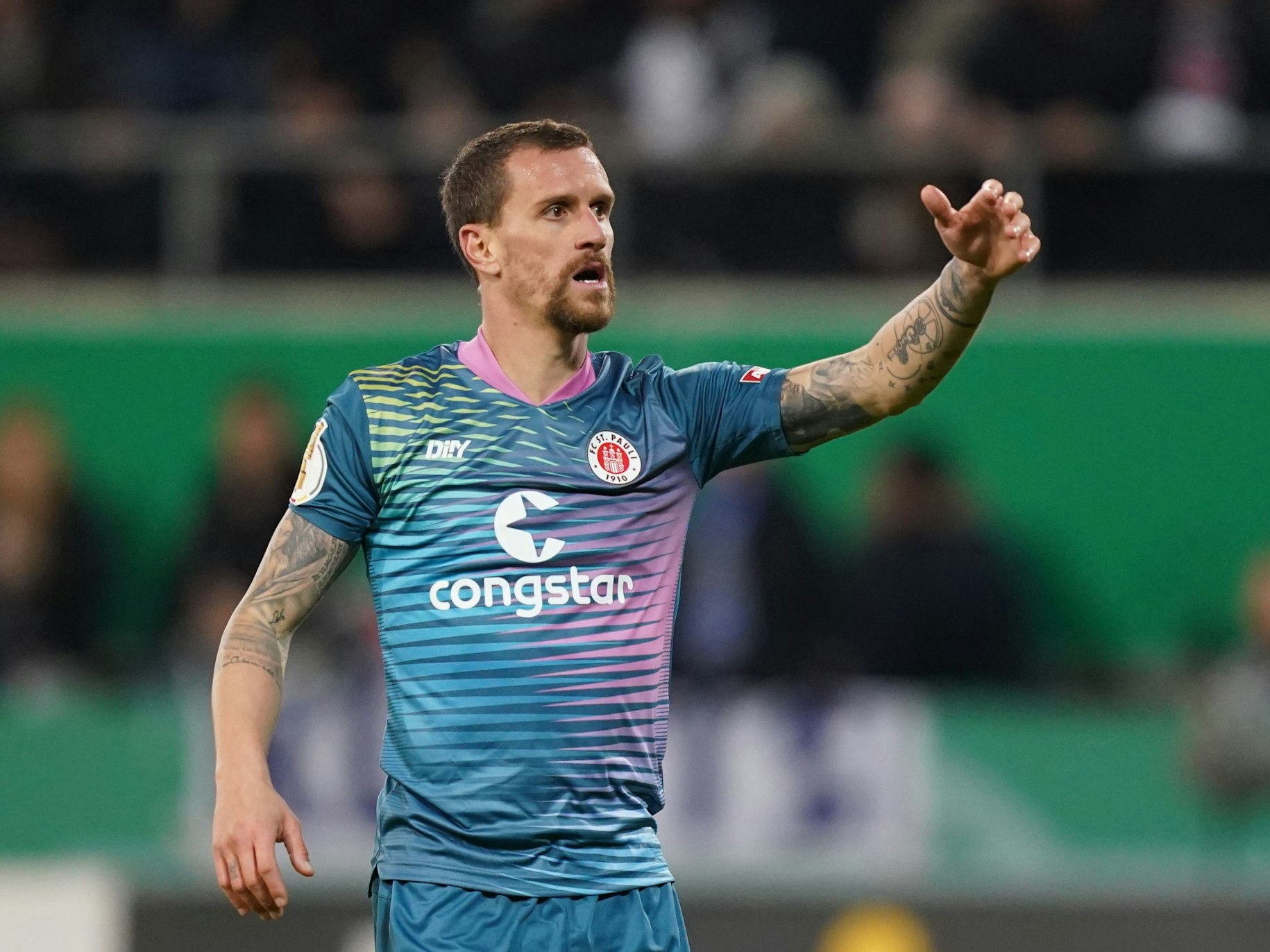 St. Paulis Simon Zoller gestikuliert auf dem Spielfeld.