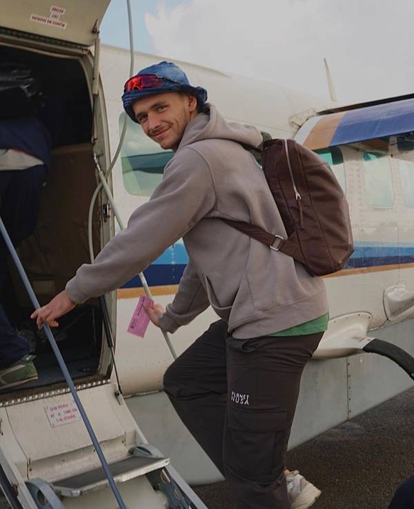 Mathias Olesen steigt in ein Flugzeug.