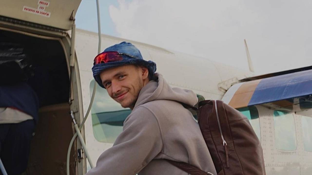 Mathias Olesen steigt in ein Flugzeug.
