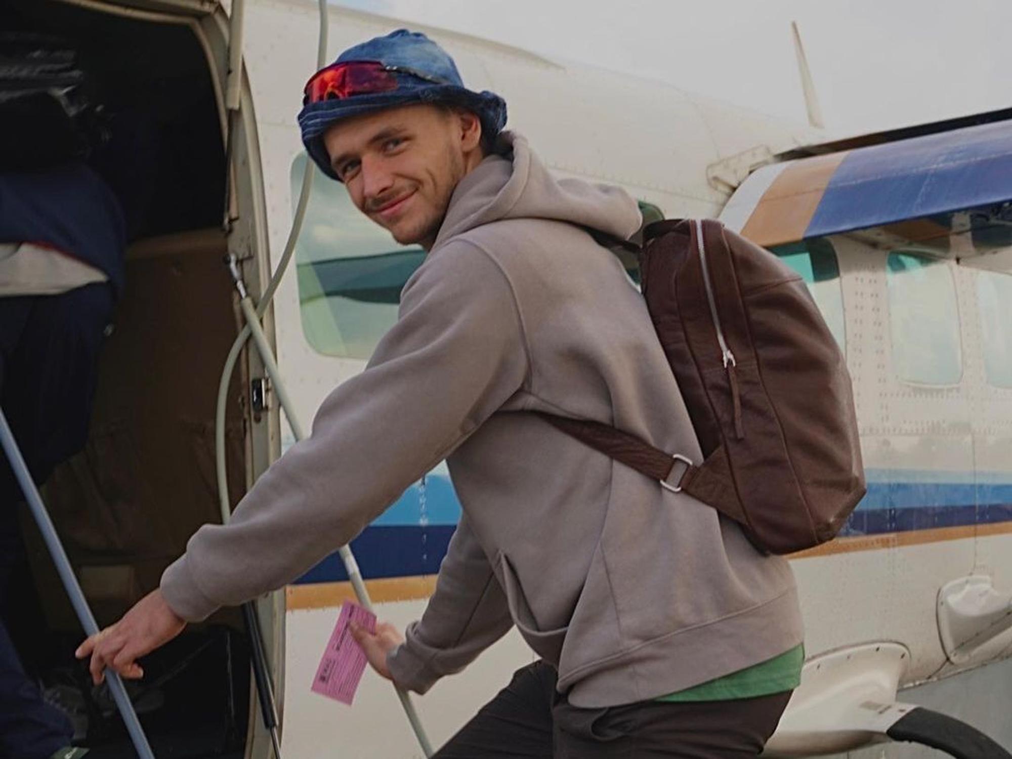 Mathias Olesen steigt in ein Flugzeug.