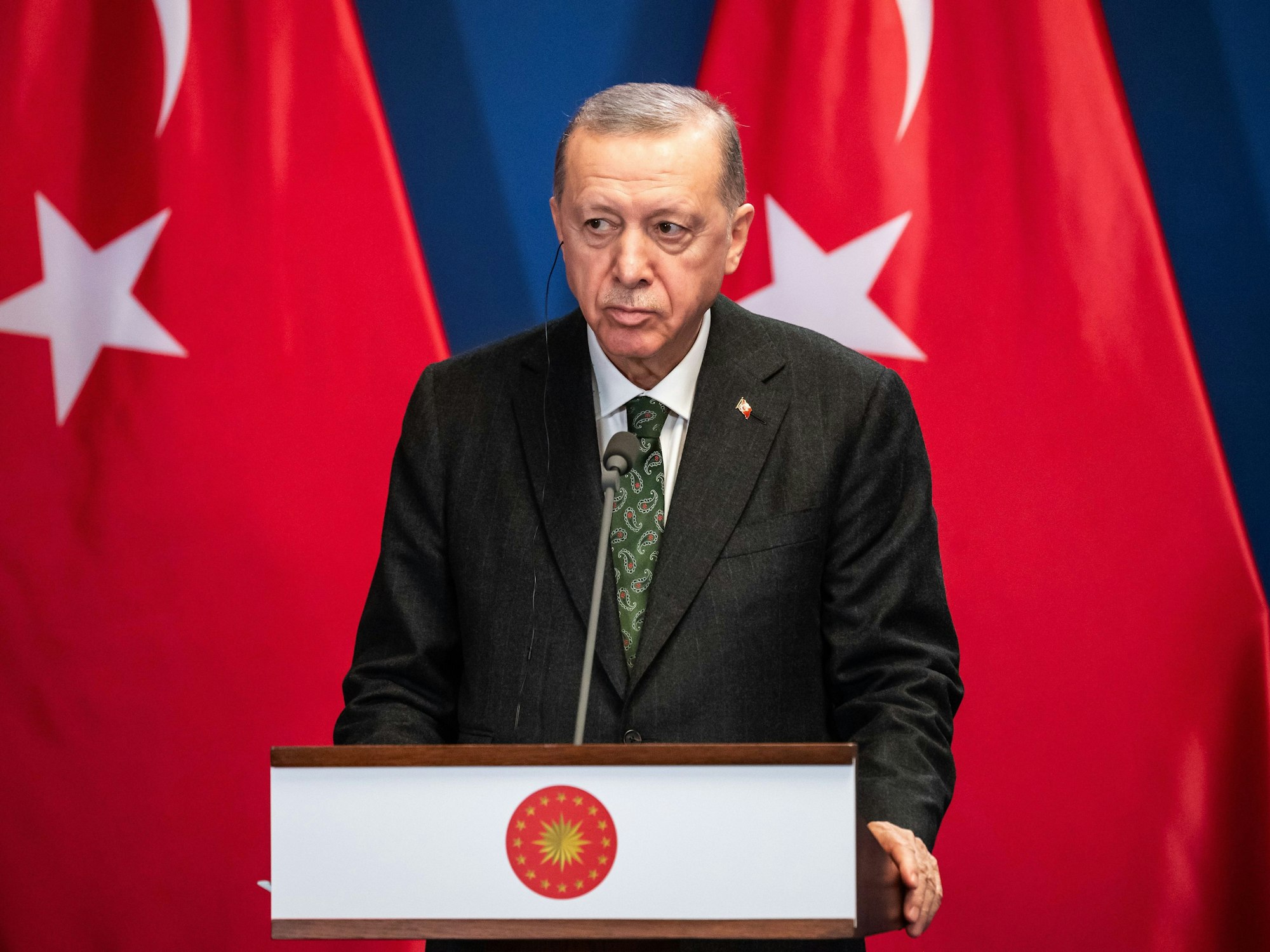 Der türkische Präsident Recep Tayyip Erdogan sorgt mit einem Hitler-Verleich für Empörung. Das Foto zeigt ihn am 18. Dezember 2023 im Karmeliterkloster während einer gemeinsamen Erklärung mit dem ungarischen Premierminister Orban.