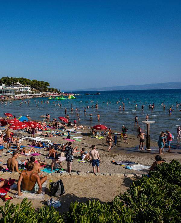 Badegäste sonnen sich am Strand Bacvice.