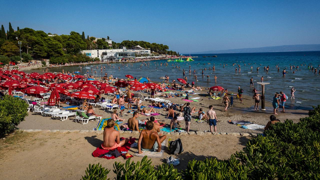 Badegäste sonnen sich am Strand Bacvice.