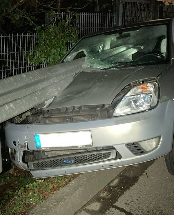 Der Ford Fiesta wurde bei dem Unfall von einer Leitplanke durchbohrt.