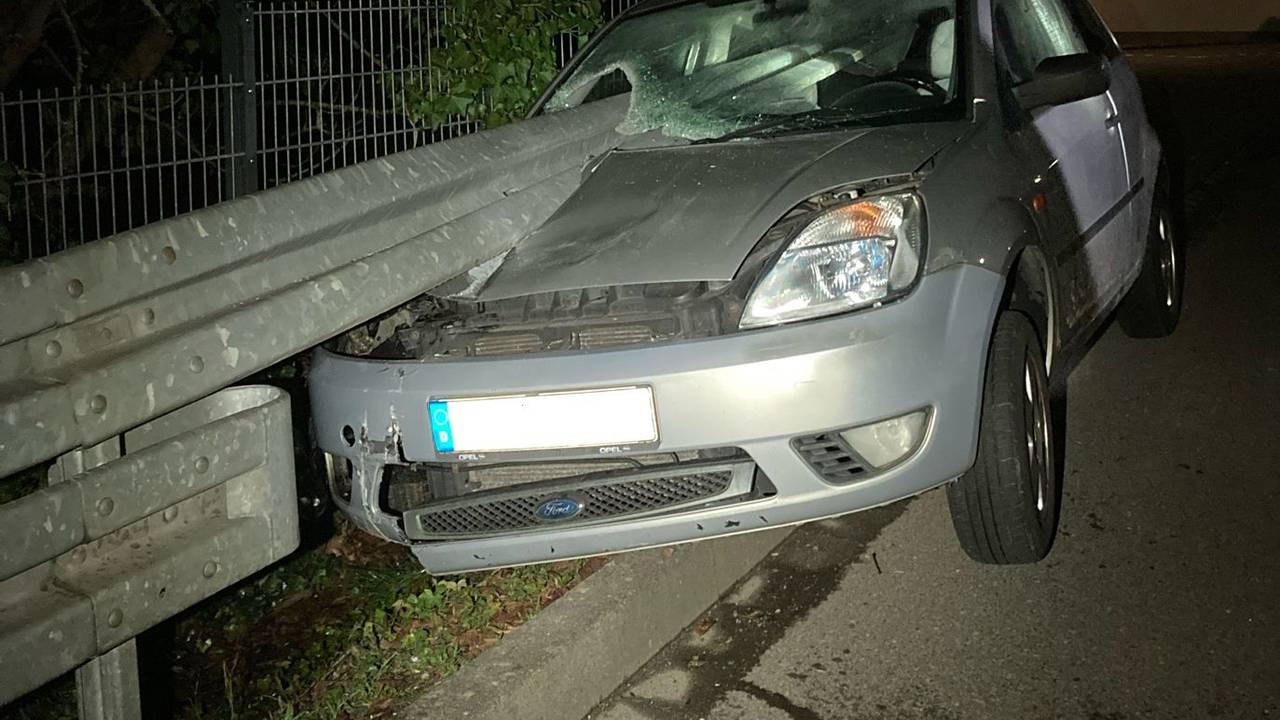 Der Ford Fiesta wurde bei dem Unfall von einer Leitplanke durchbohrt.