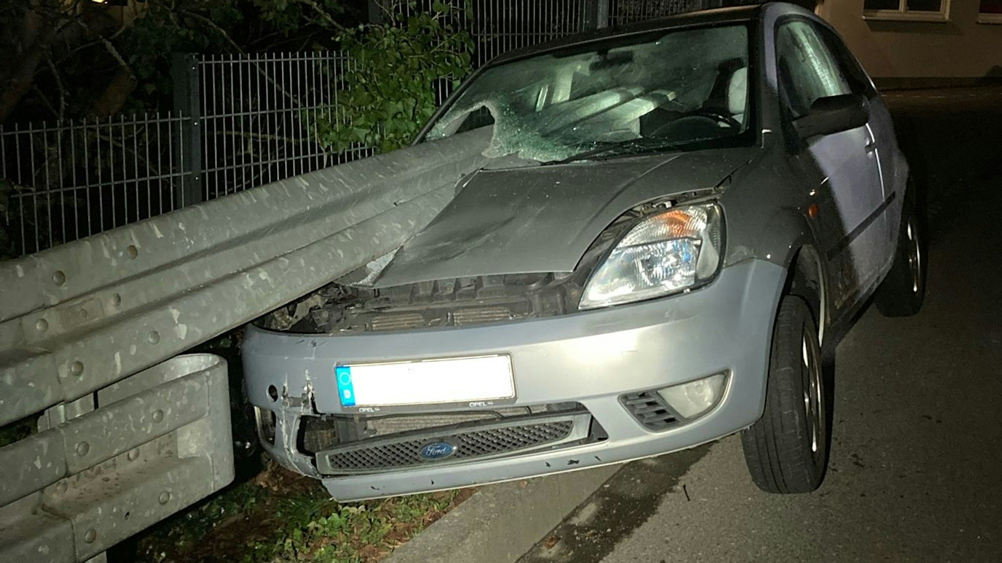 Der Ford Fiesta wurde bei dem Unfall von einer Leitplanke durchbohrt.