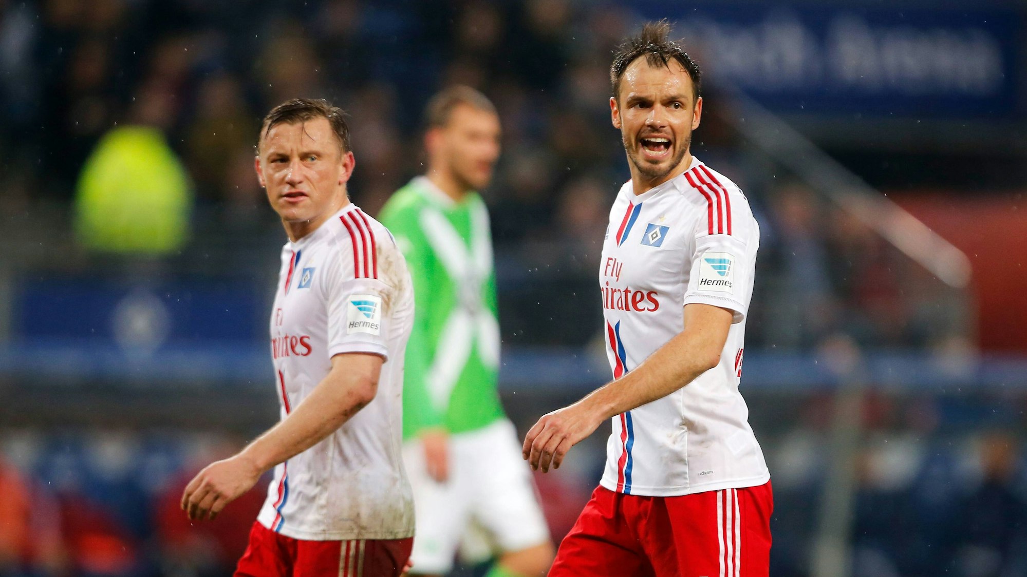 Die HSV-Profis Ivica Olic und Heiko Westermann laufen beim Spiel gegen den VfL Wolfsburg nebeneinander über den Platz.