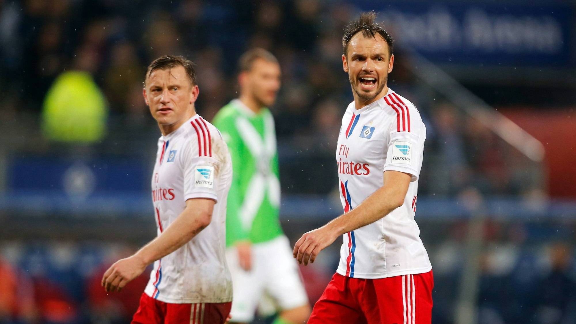 Die HSV-Profis Ivica Olic und Heiko Westermann laufen beim Spiel gegen den VfL Wolfsburg nebeneinander über den Platz.