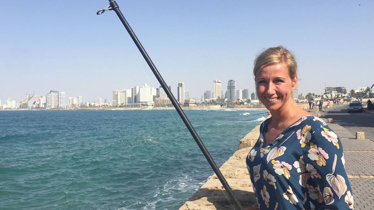 Ein Foto aus glücklichen Tagen: Andrea Kiewel in ihrer Wahlheimat Tel Aviv. Die Stadt wurde in der Nacht und am Samstagmorgen von Raketen getroffen.
