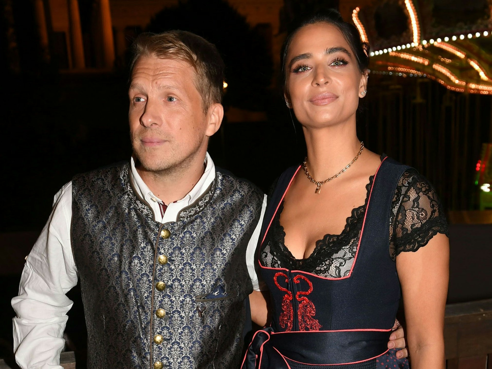 Der Comedian Oliver Pocher und seine Frau Amira feiern beim Almauftrieb" vor dem Käfer-Zelt auf dem Oktoberfest.