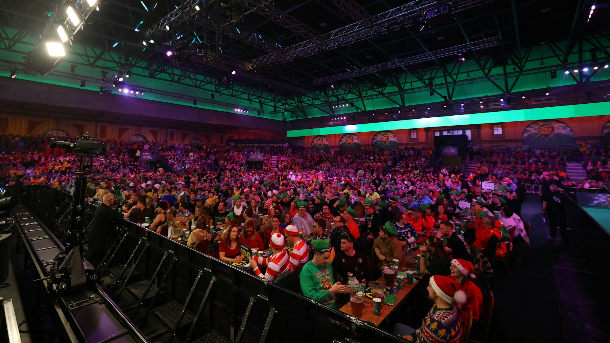 Zahlreiche Darts-Fans sitzen im Alexandra Palace in London.