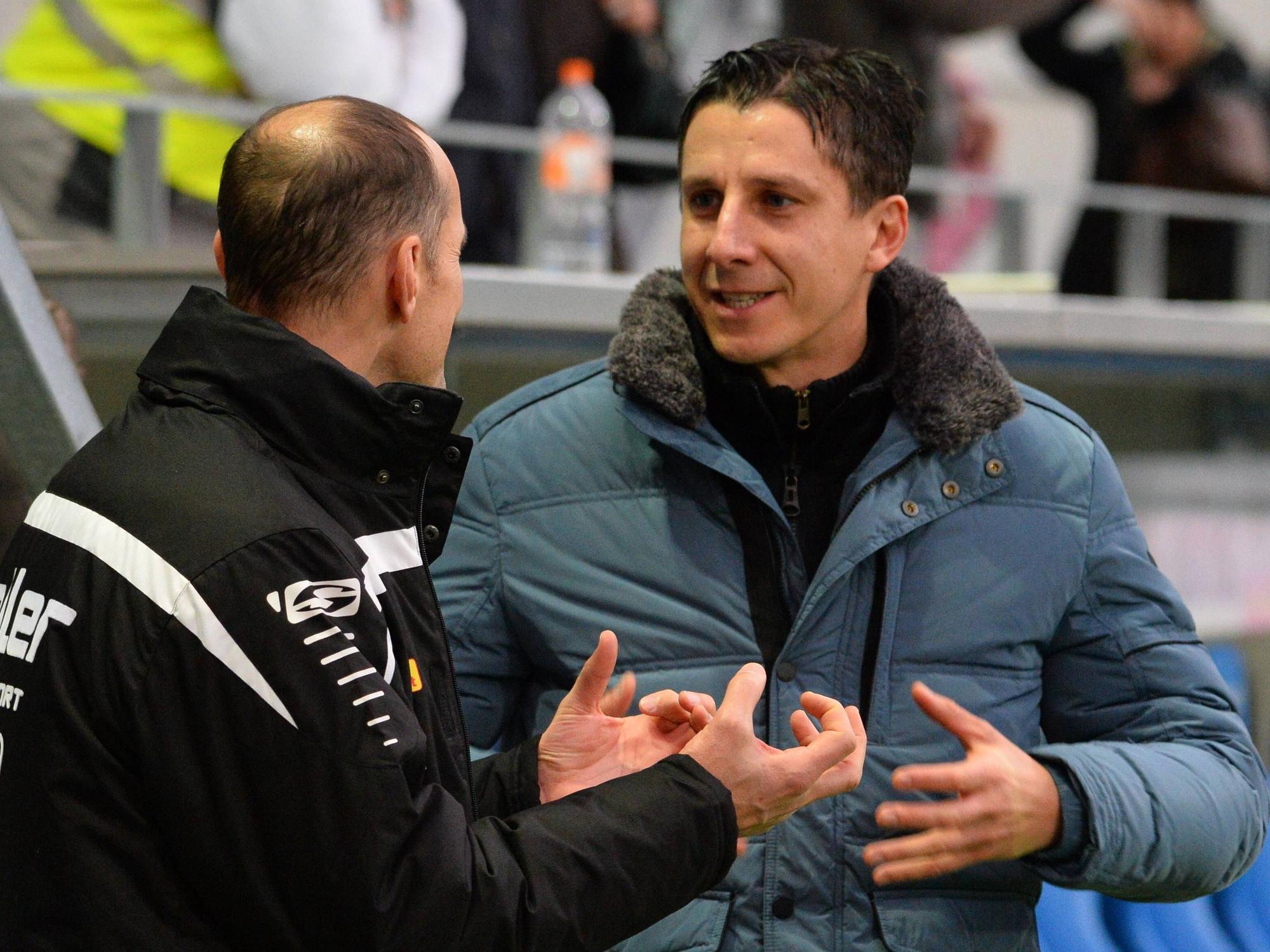 Heiko Herrlich (Trainer, SSV Jahn Regensburg) li. und Dr. Christian Keller (Sportlicher Leiter, SSV Jahn Regensburg) re. freuen sich über den Sieg.