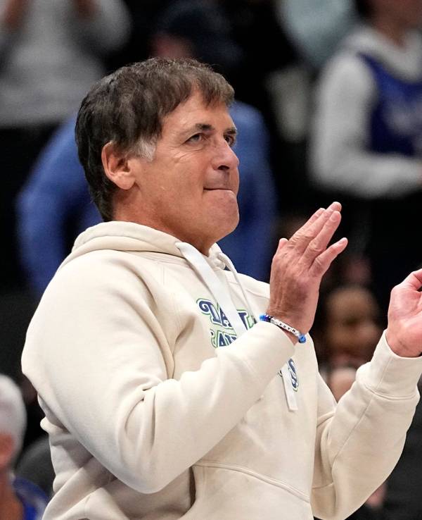 Mark Cuban klatscht bei einem Spiel der Dallas Mavericks.