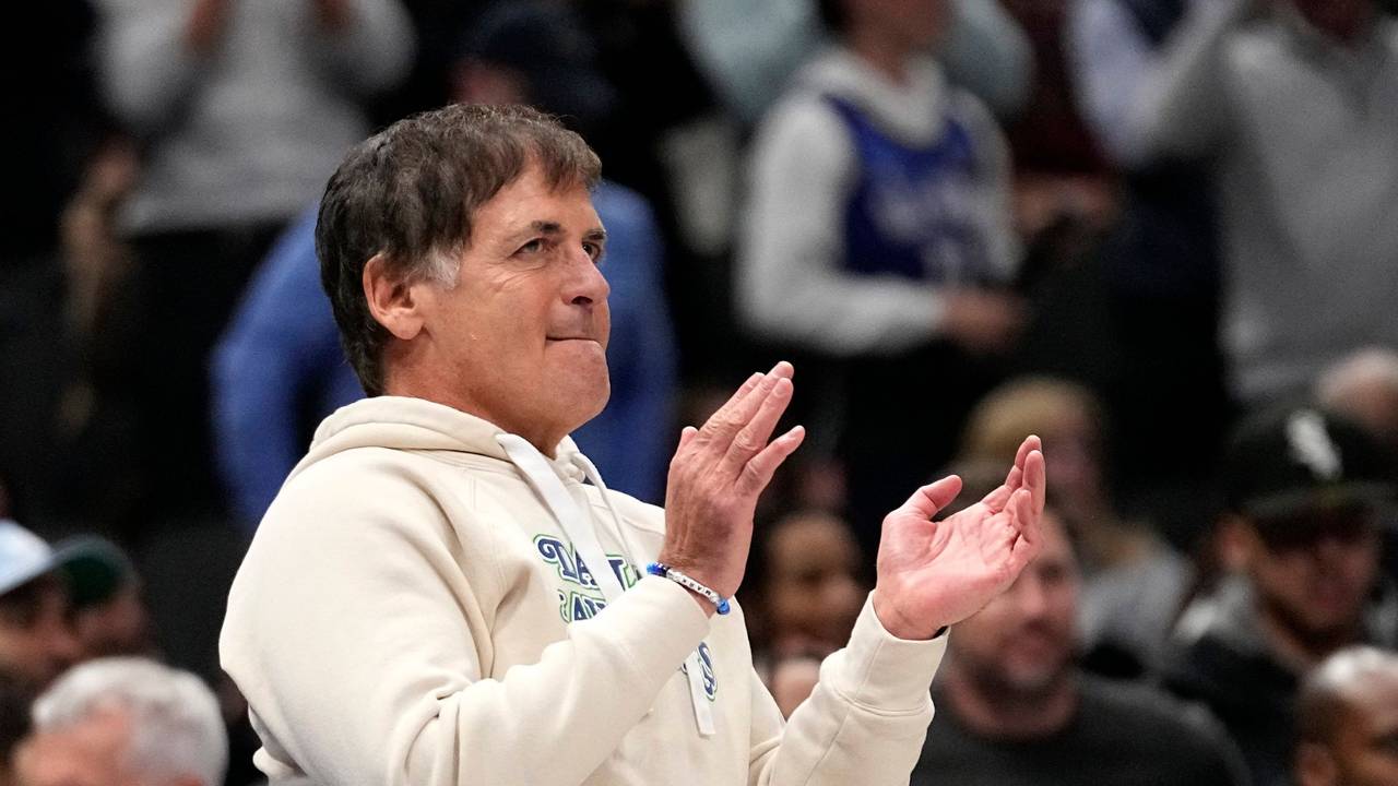 Mark Cuban klatscht bei einem Spiel der Dallas Mavericks.