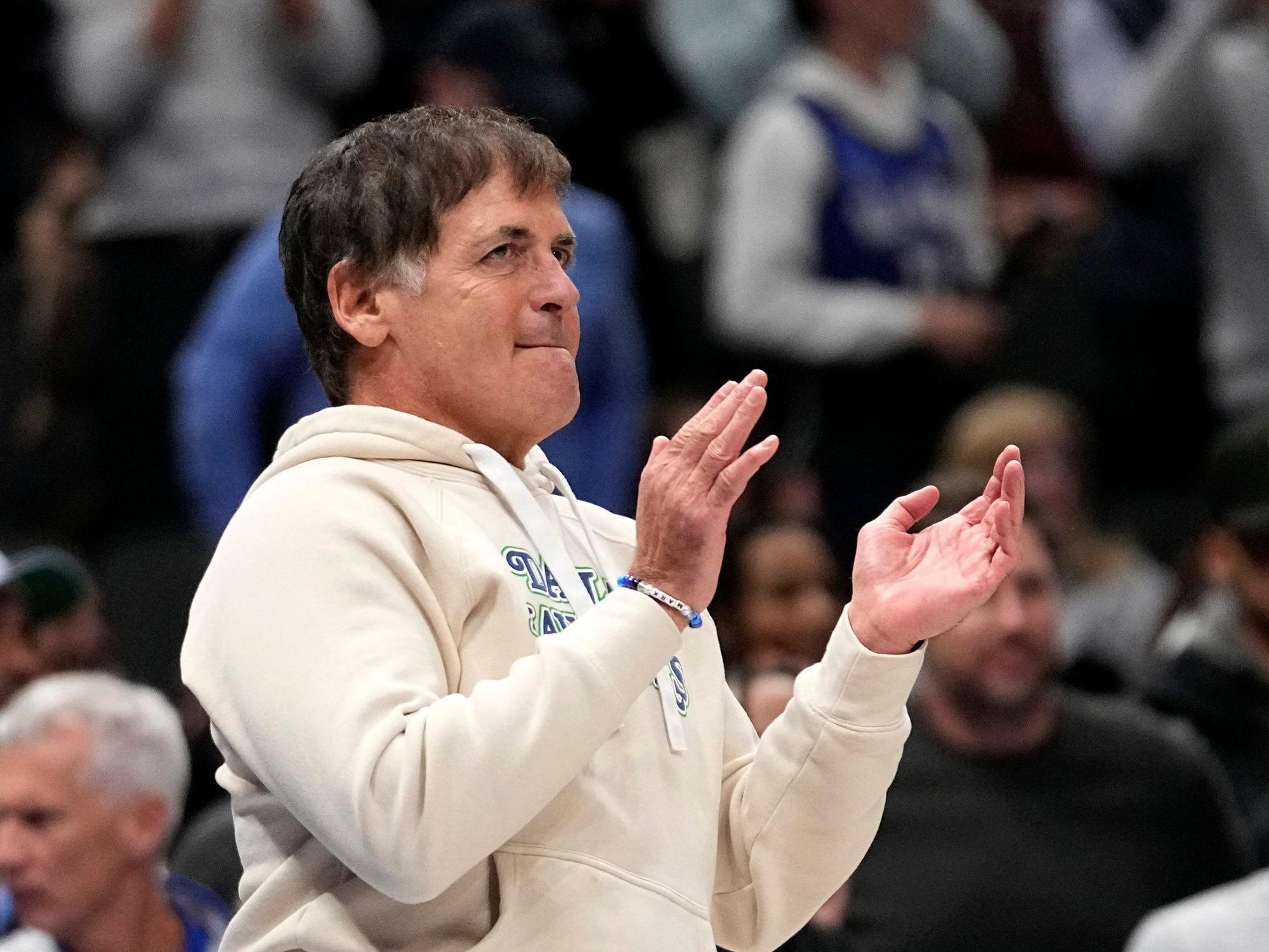 Mark Cuban klatscht bei einem Spiel der Dallas Mavericks.