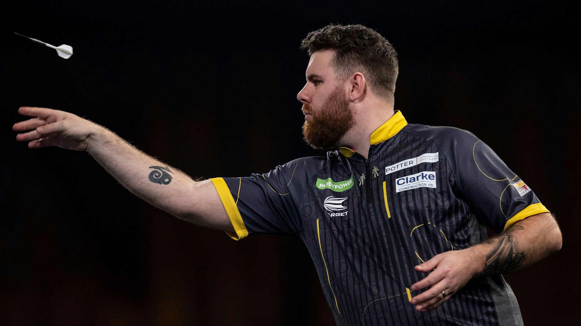 Darts-Profi Scott Williams wirft einen Pfeil.