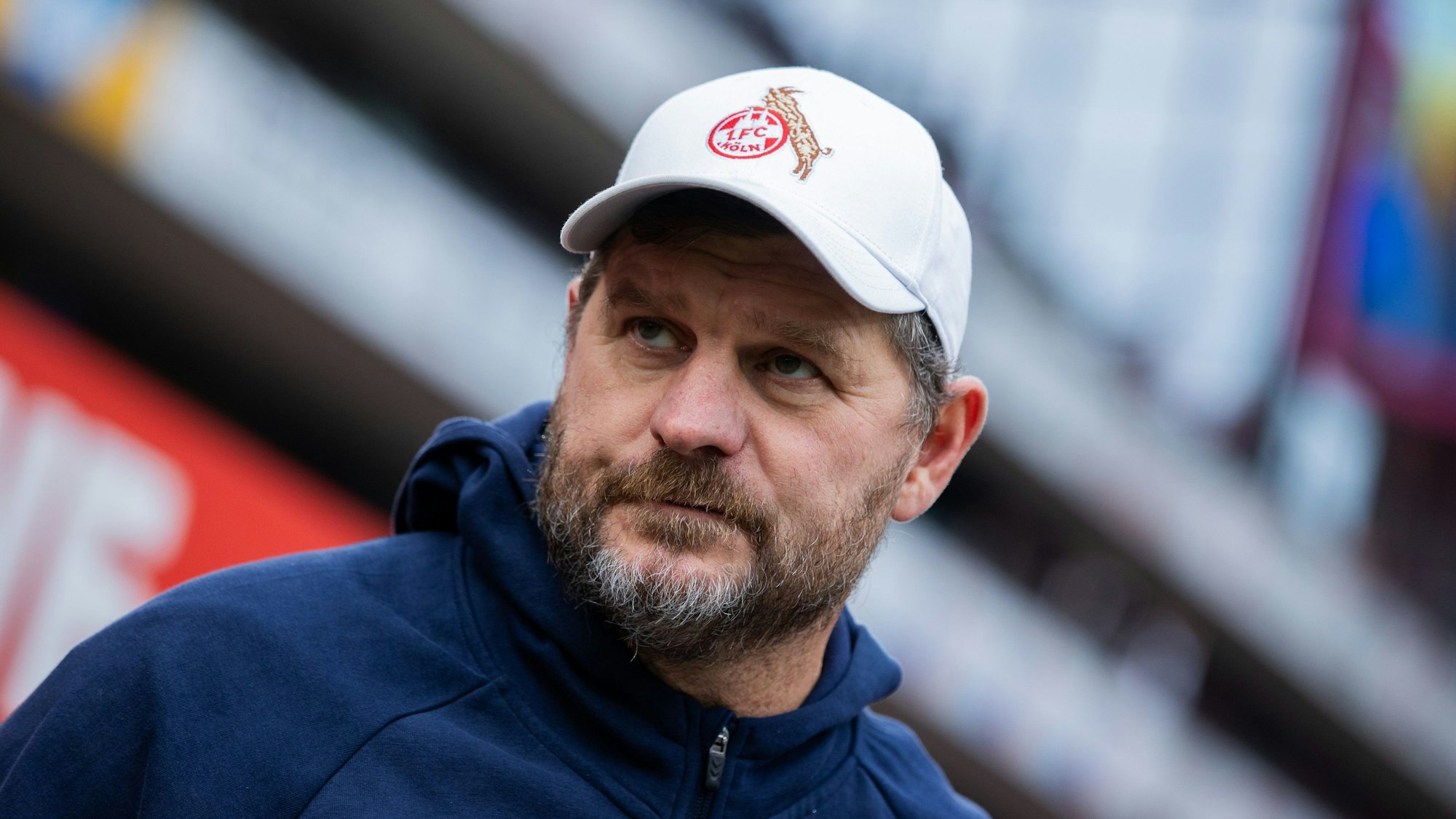 Trainer Steffen Baumgart steht im Rhein-Energie-Stadion.