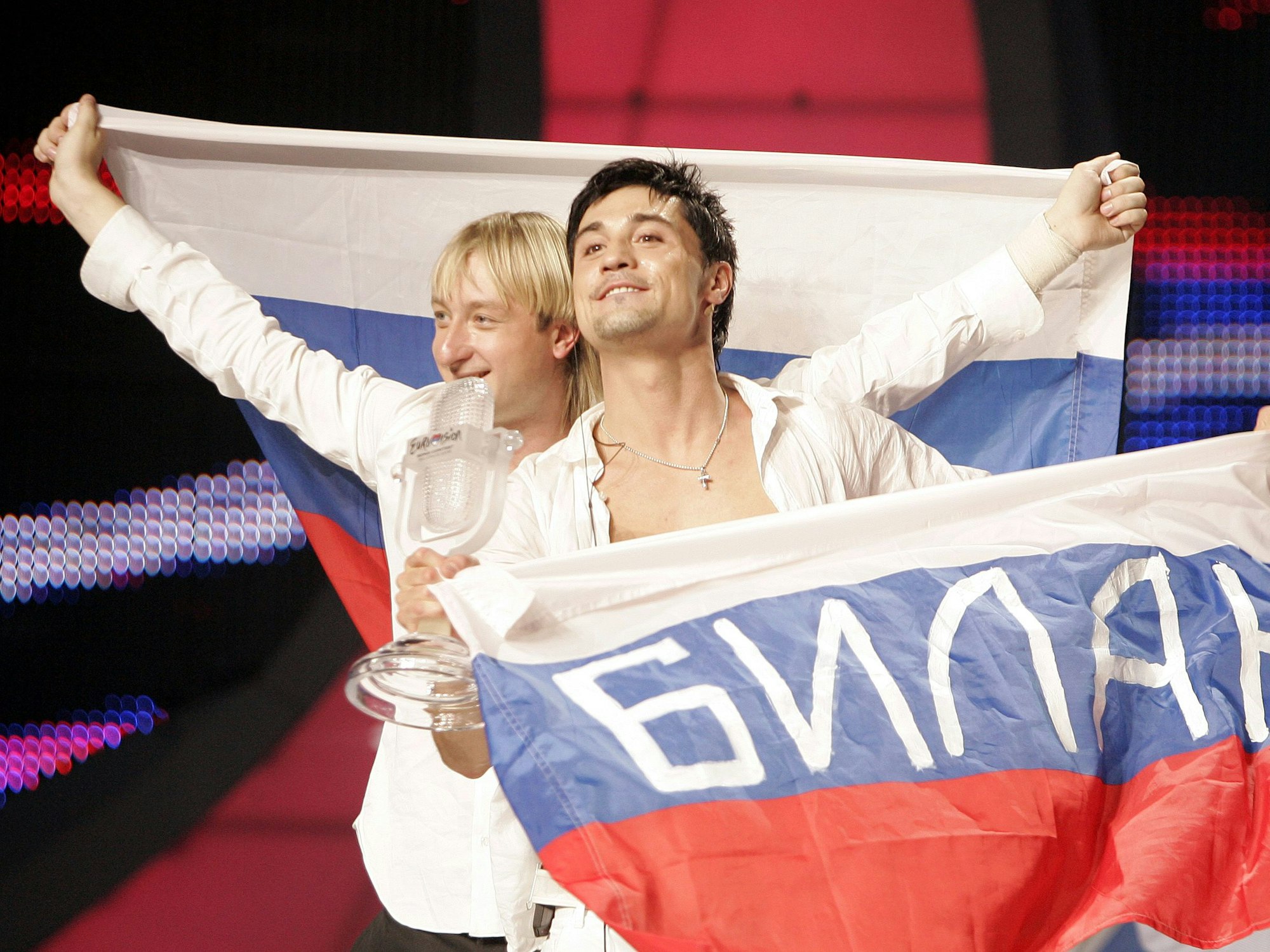 Der beim Eurovision Song Contest für Russland gestartete Sänger Dima Bilan (r) und der Eiskunstlauf-Olympiasieger Jewgeni Pluschenko jubeln am Sonntagmorgen (25.05.2008) über den Sieg.
