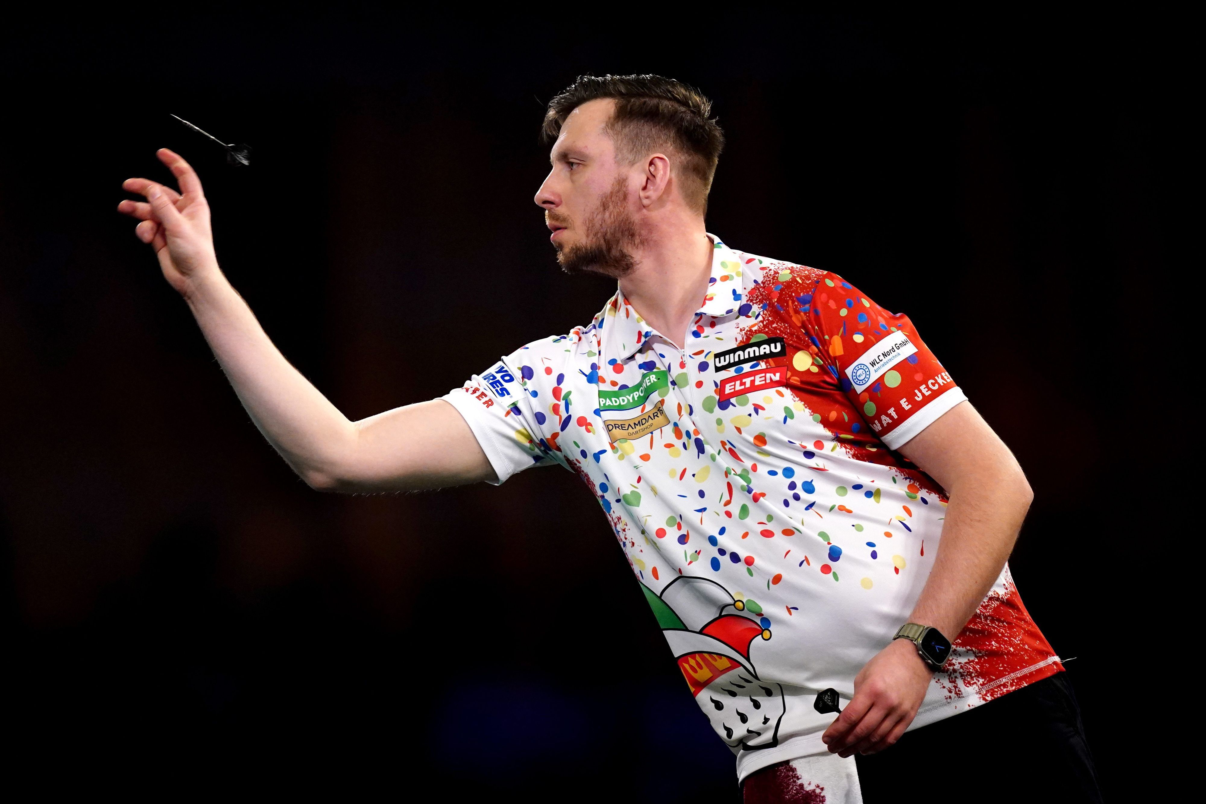 Florian Hempel wirft einen Pfeil bei der Darts-WM in London.