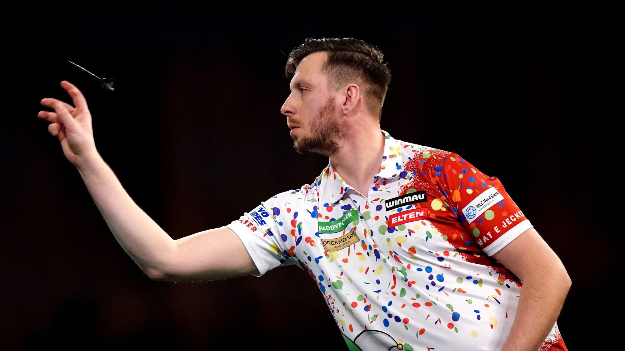 Florian Hempel wirft einen Pfeil bei der Darts-WM in London.