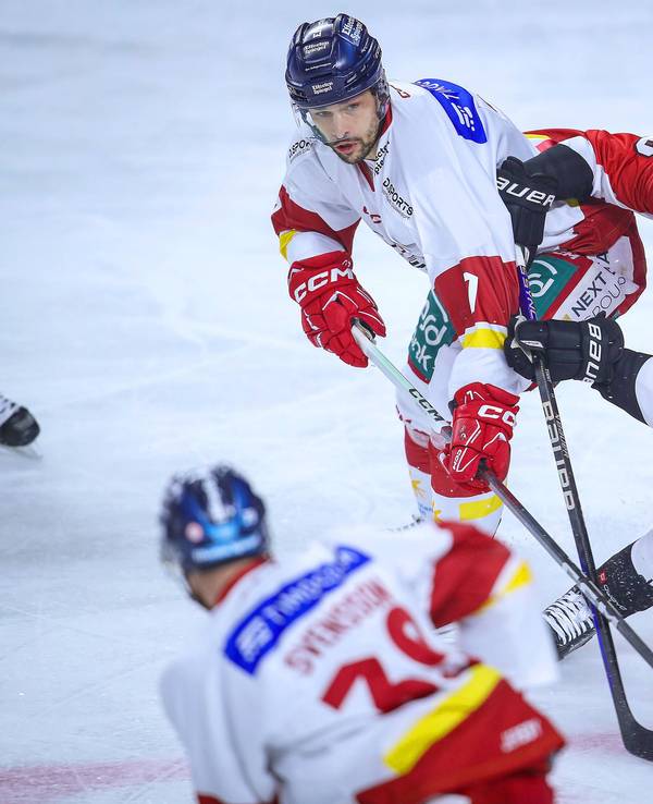 DEG-Profi Sinan Akdag (l.) im Zweikampf mit Kölns Tim Wohlgemuth.