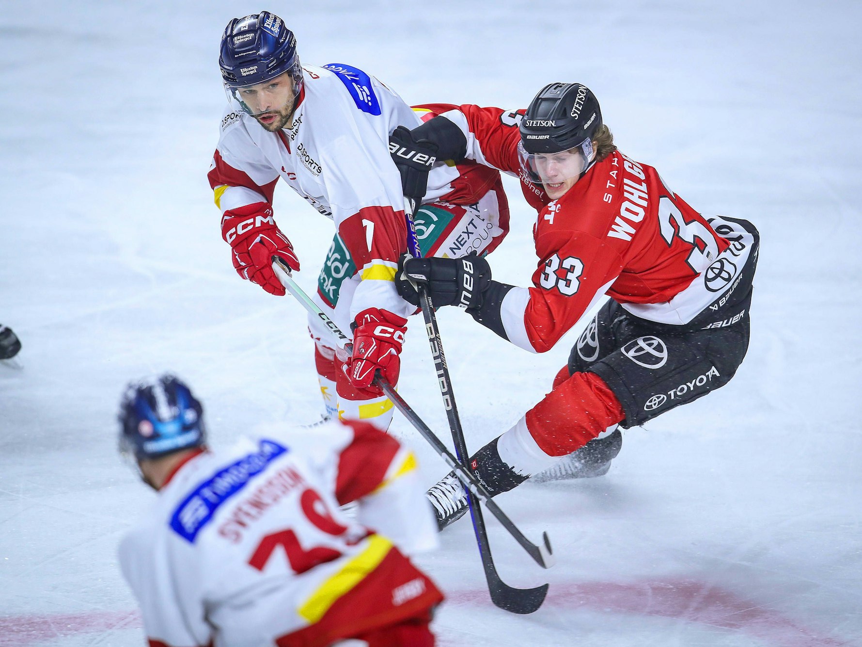 DEG-Profi Sinan Akdag (l.) im Zweikampf mit Kölns Tim Wohlgemuth.