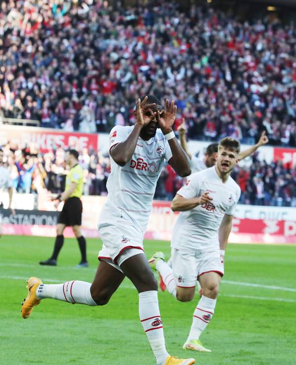 Anthony Modeste und Jan Thielmann bejubeln einen Treffer.
