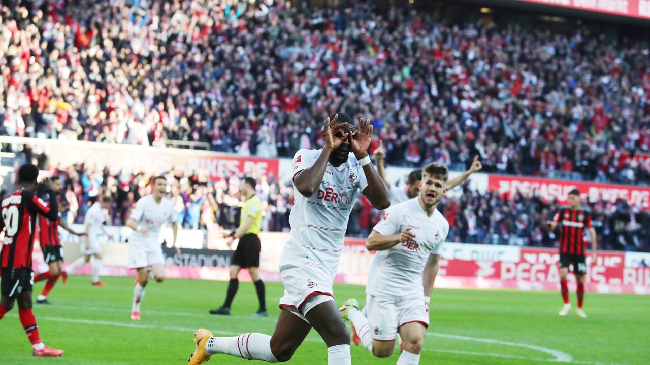 Anthony Modeste und Jan Thielmann bejubeln einen Treffer.