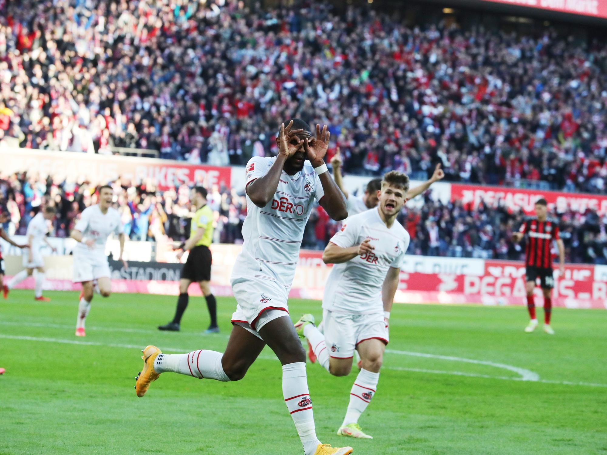Anthony Modeste und Jan Thielmann bejubeln einen Treffer.