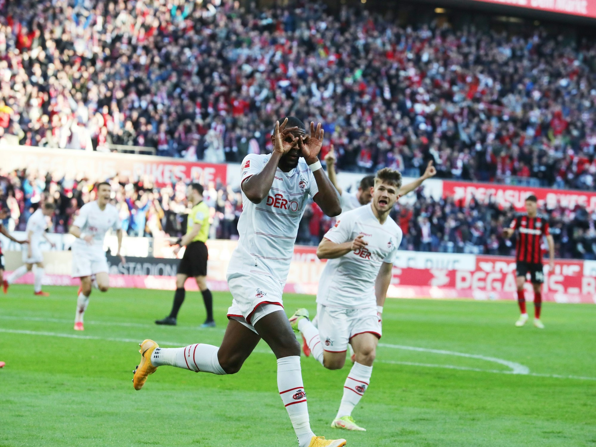 Anthony Modeste und Jan Thielmann bejubeln einen Treffer.