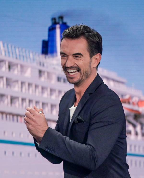 Der Moderator Florian Silbereisen steht bei der Aufzeichnung des großen Jahresrückblicks „Menschen 2019“ auf der Bühne. Im Hintergrund ist das Kreuzfahrtschiff Amadea zu sehen, welches seit 2015 als Kulisse der ZDF-Serie „Das Traumschiff“ dient.